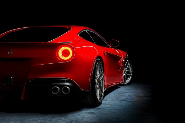 Ferrari rouge brille feu arrière
