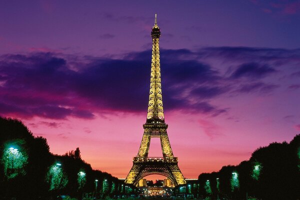 La torre Eiffel al atardecer