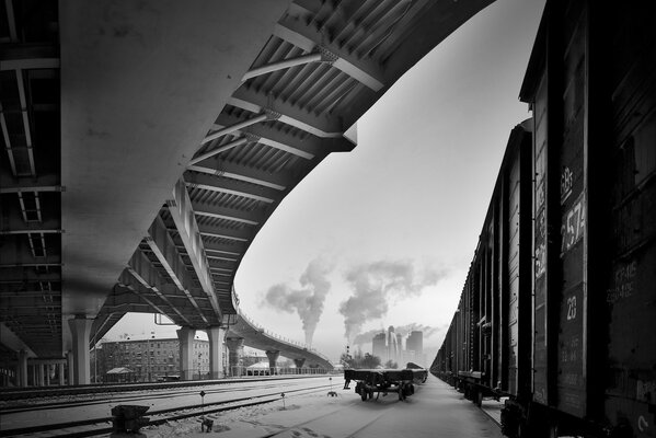 Fotografia in bianco e nero della ferrovia invernale