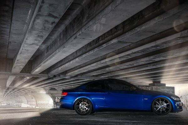 Tuning BMW sous le pont dans les rayons de lumière