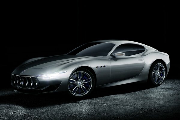 Maserati Sportmodell in stilvollem Silber