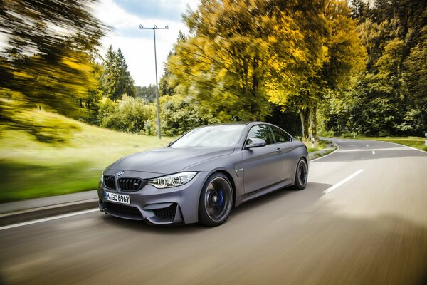 BMW en movimiento en la carretera principal