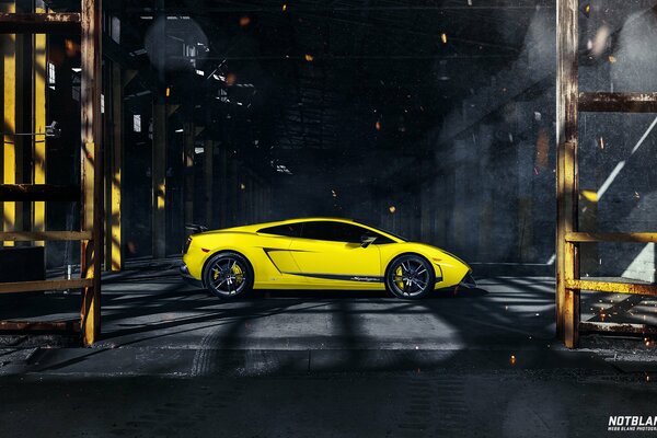 Lamborghini jaune coulé sur le côté