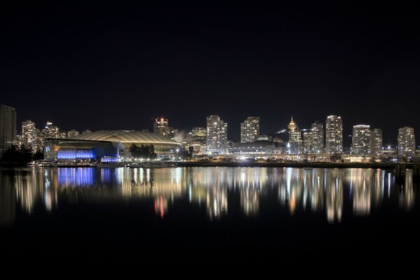 Vista de la ciudad en el reflejo del agua