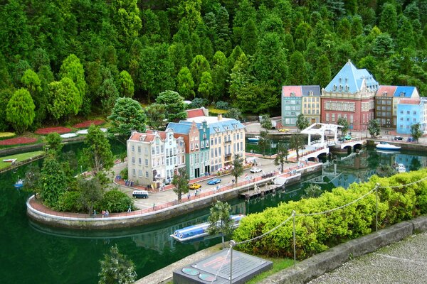 Interessantes Gebäude unter dem Teich