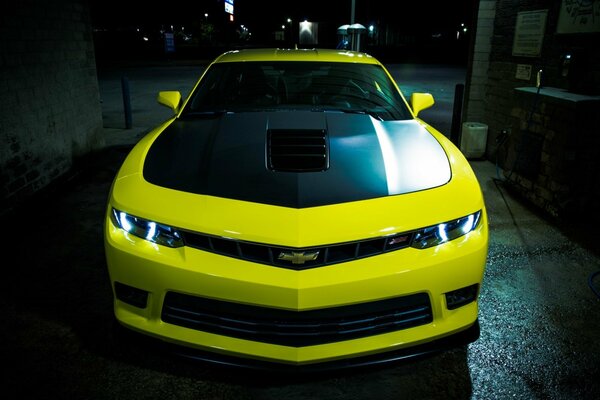 Chevrolet Camaro acide jaune nuit phares