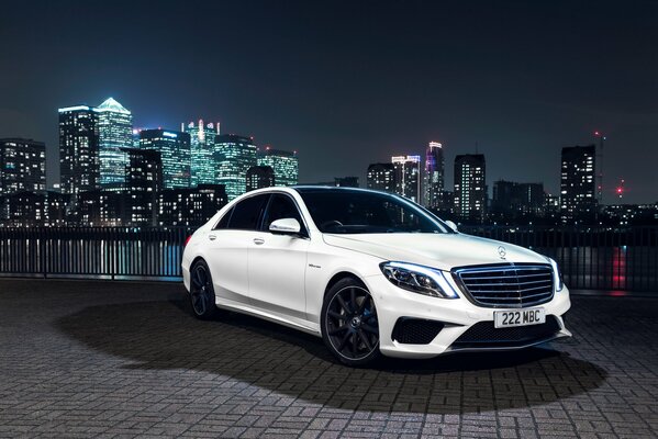 Mercedes Benz sur fond de métropole nocturne