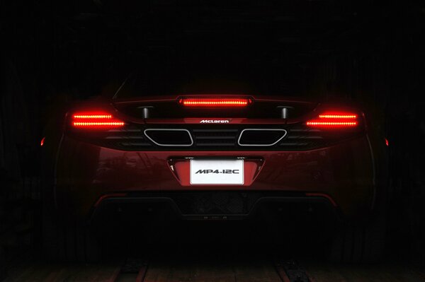 McLaren rojo en la luz oscura