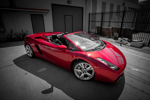 Czerwone Lamborghini z drogim tuningiem