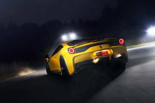 Jaune Ferrari vue arrière sur la route de nuit