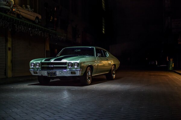 Retro-Auto in der Garage in der Nacht