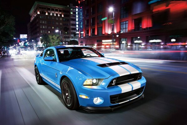 Coche azul en la calle por la noche