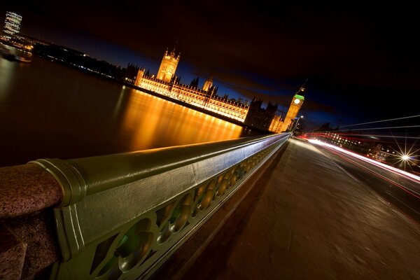 Eine Brücke unter einem interessanten Blickwinkel in der Nacht