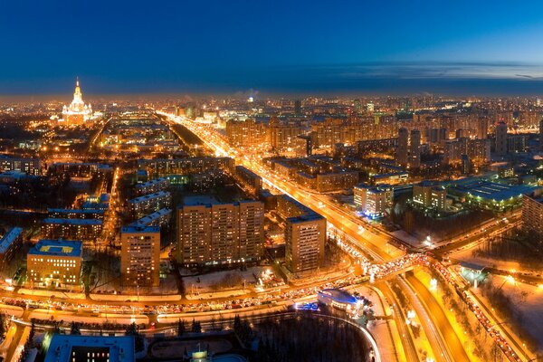 Por la noche, todos los caminos de Moscú en las luces