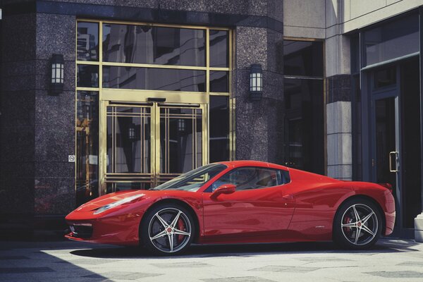 Ferrari deportivo rojo cerca del edificio, vista lateral