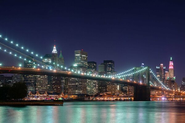 Небоскребы Нью-Йорка освещены как днем