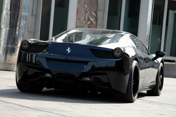Voiture Ferrari noire avec icône de cheval