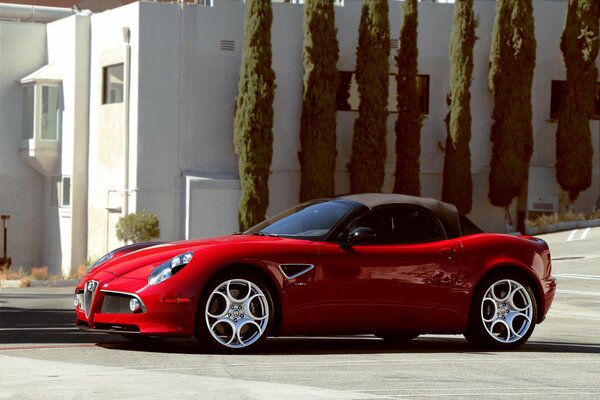 Czerwony samochód Alfa Romeo 8V