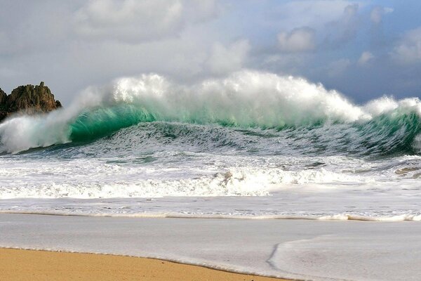 Tormenta Marina en la costa con olas y espuma