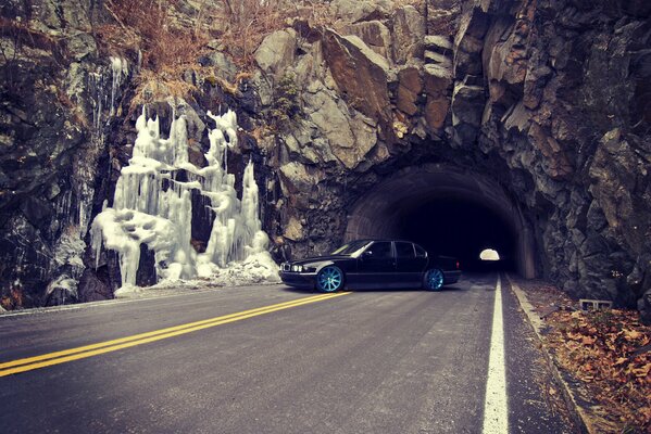 BMW e38 sur la route sur fond de tunnel