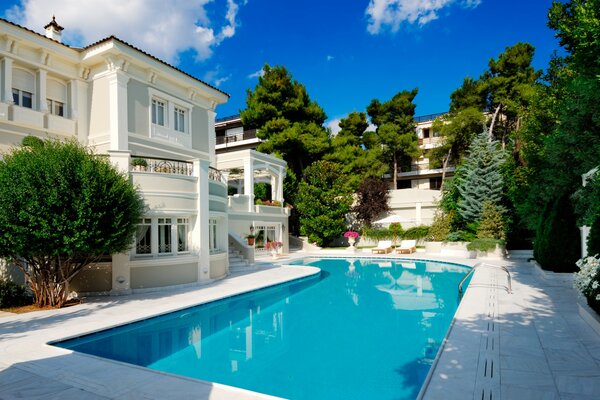 Riche maison avec sa propre piscine et une abondance d arbres autour