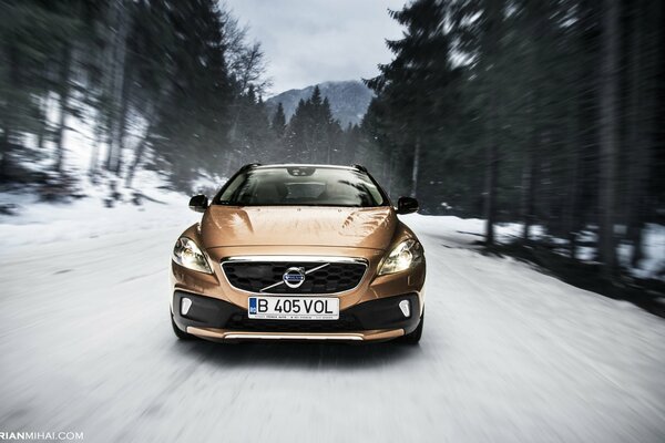 Volvo v40 cross country speed on winter road