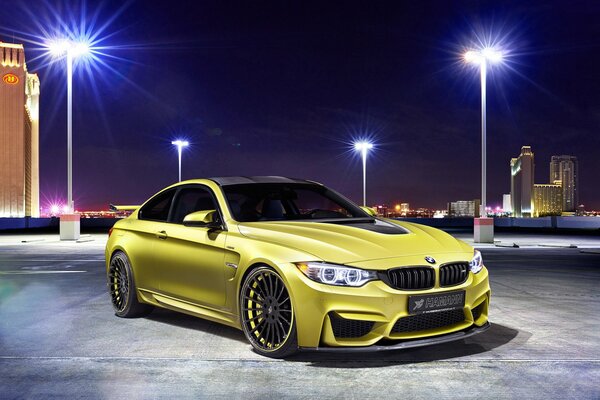 Gelber BMW in der Nacht in der Farbe der Nachtsonden
