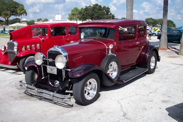 Classico buick rosso in mostra