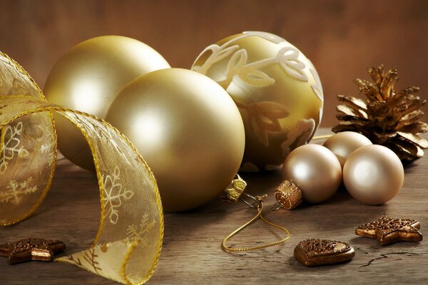 Boules de Noël dorées, ruban et pomme de pin dorée