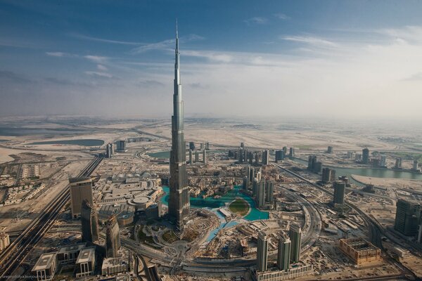La flèche de la tour de Dubaï perce le ciel