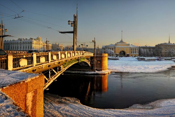 Puente del Palacio en San Petersburgo que conduce al Palacio de invierno