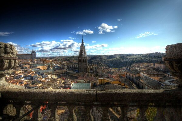 Toledo-Panorama am bewölkten Himmelshintergrund