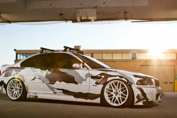 Auto sportiva BMW Serie 3 con Camouflage aerografato