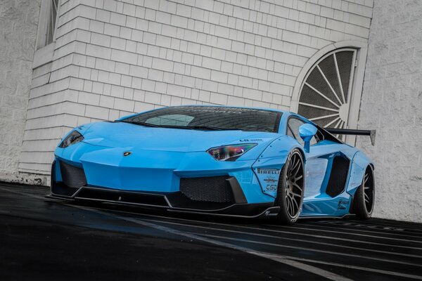 Niebieski samochód Lamborghini Aventador