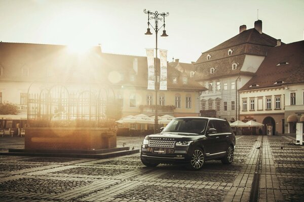 Schwarzes Auto bei Sonnenuntergang