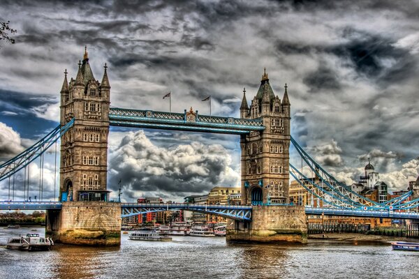 Gewitterwolken über der London Bridge