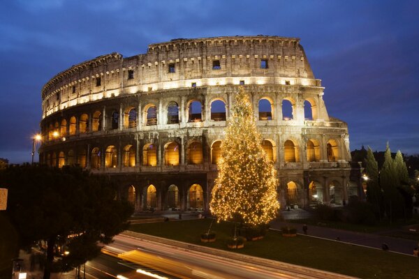 Vista del Colosseo con albero di Natale