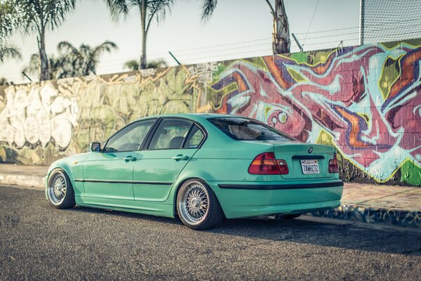 BMW serie 3 Esmeralda en las calles de arroz