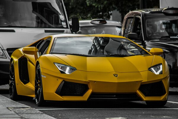 Супер автомобиль Lamborghini Aventador LP640 жёлтого цвета