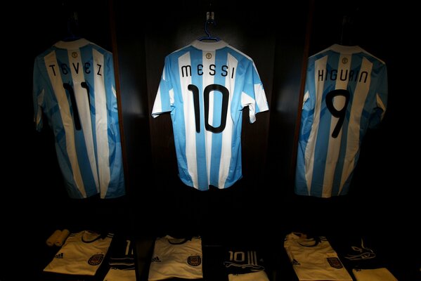 Maglie della squadra argentina in una stanza buia