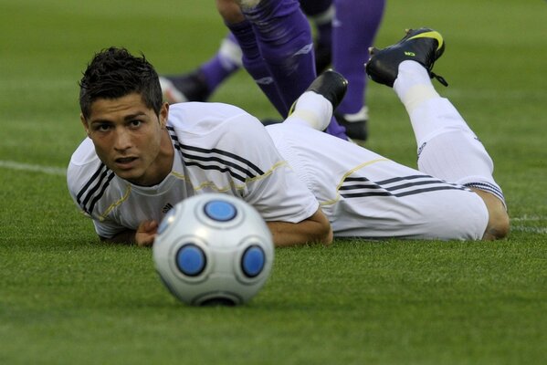 Ein Fußballspiel. Ronaldo liegt auf dem Rasen