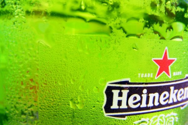 Запотевшая бутылка с пивом heineken