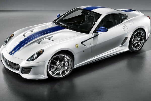 Ferrari 599 w Kolorze pelo z niebieskim paskiem