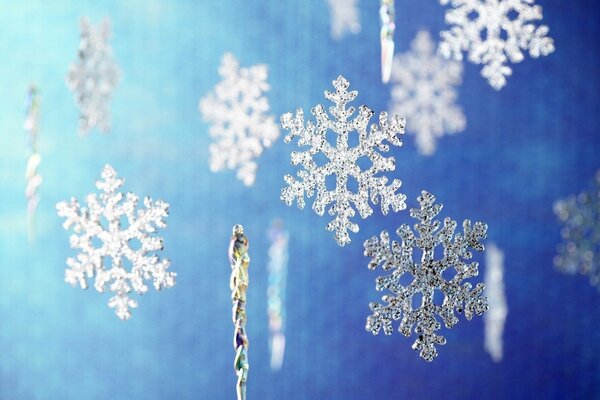 Flocons de neige de Noël tombant sur fond bleu