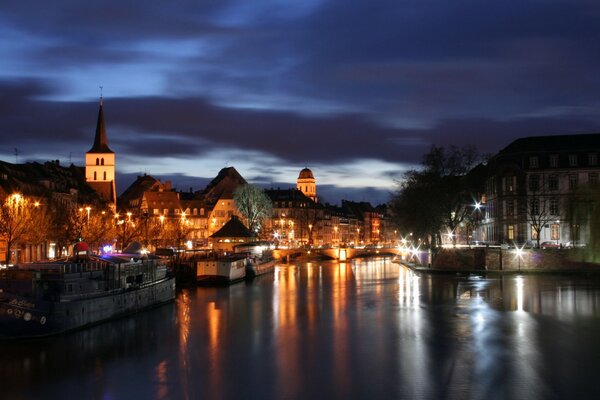 Les lumières de la ville se reflètent dans la rivière