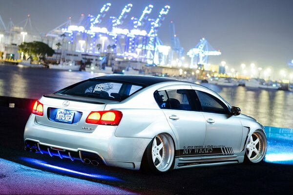 Voiture Lexus est tout en tuning dans le garage