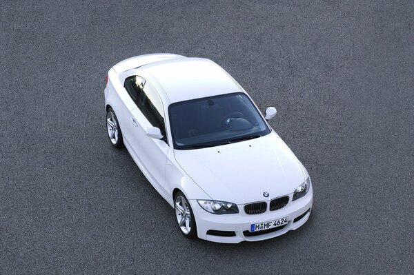 Coche blanco BMW en asfalto vista superior