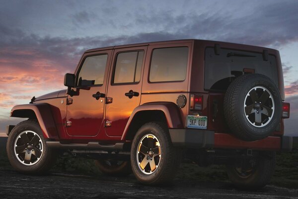 La Jeep est présentée en marron