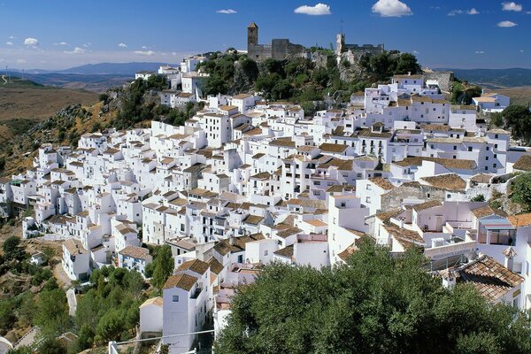 Blick aus der Ferne auf die Stadt Casares und die Festung