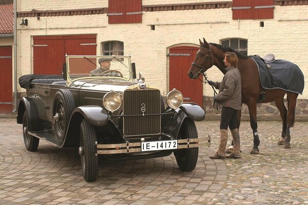 Un auto audi retrò del 1929 accanto a un cavallo